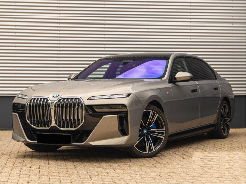 Luxusní BMW i7 xDrive60 v černé metalíze