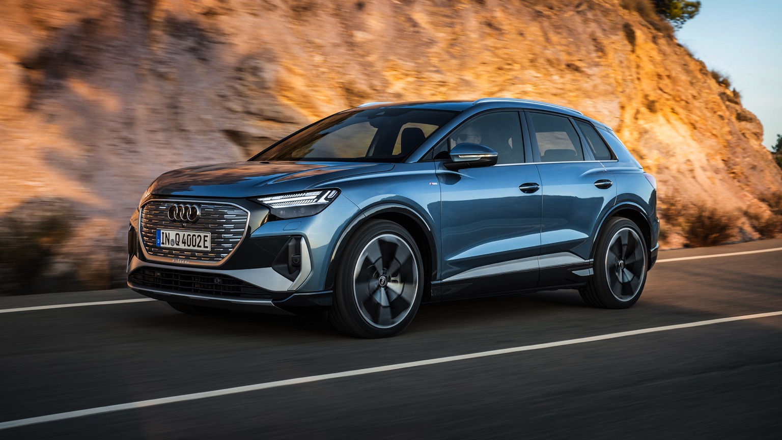 Sportovní SUV Audi Q4 e-tron Sportback v šedé barvě